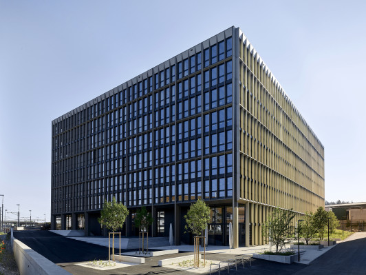 Westfassade mit Haupteingang Verwaltungsgebäude Eichenweg 5