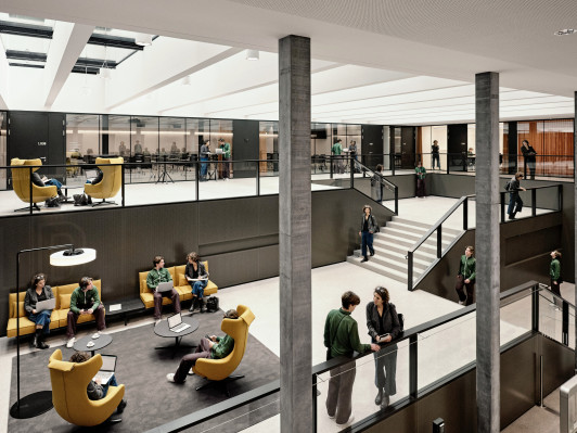 Blick in das zweigeschossige Eingangsfoyer Eichenweg 3